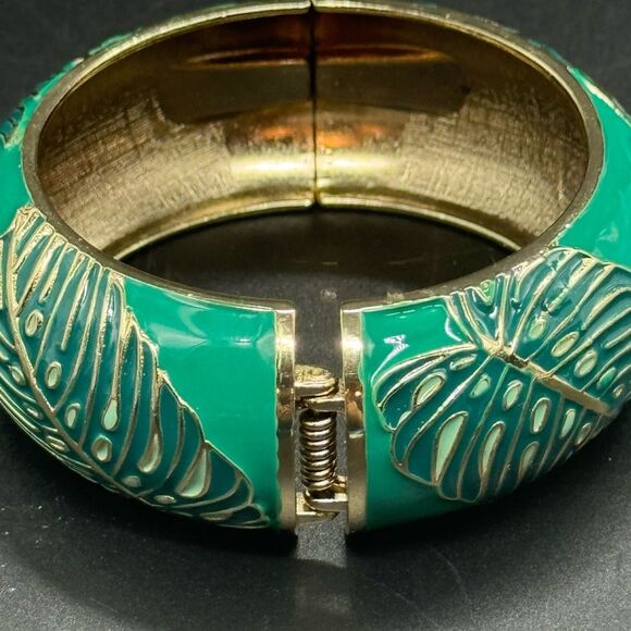 Sequin Neiman Marcus Enamel Green Gold Monstera Leaf Hinged Bangle Bracelet NWOT - Picture 4 of 8